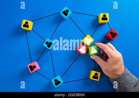 Holzwürfel Block drucken Bildschirm Person Symbol, die Verbindung Netzwerk für Organisation Struktur Social Network und Teamwork-Konzept verbinden. Stockfoto