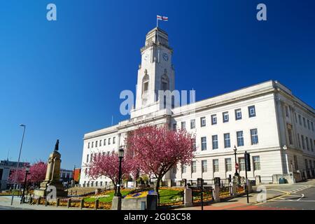 Großbritannien, South Yorkshire, Barnsley, Rathaus, Gärten und Kriegsdenkmal Stockfoto