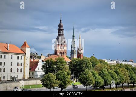 Kirchentürme der Altstadt von Riga von der Vanšu-Brücke am Daugava-Fluss aus gesehen (September 2020) Stockfoto