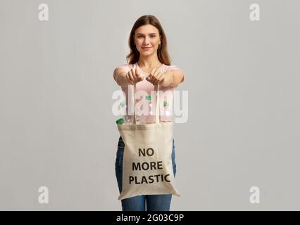 Kein Plastik Mehr. Tragetasche Für Frauen Mit Leeren Flaschen Zum Recycling Stockfoto