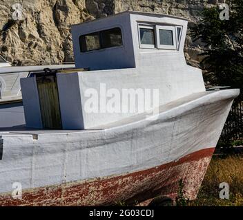 Ein altes Boot am Ufer. Eine Yacht am Ufer. Stockfoto