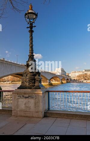 Großbritannien, England, London, Themse mit Waterloo Bridge und traditionell dekorierter Lampenstütze am Südufer Stockfoto