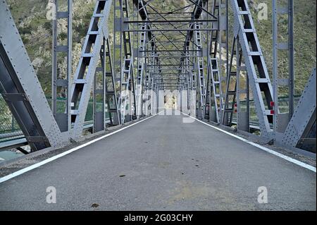 Dragoti-Brücke über den Fluss Vjosa in der Nähe des Dorfes Dragot Stockfoto