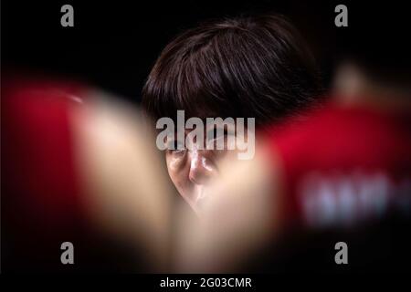 Rimini. Mai 2021. Lang Ping, Cheftrainer von China, unterrichtet die Spieler während des Vorrundenmatches zwischen Deutschland und China bei der Volleyball Nations League 2021 in Rimini, Italien, am 31. Mai 2021. Quelle: Xinhua/Alamy Live News Stockfoto