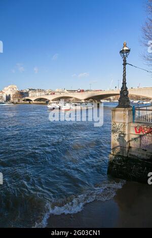 Großbritannien, England, London, die Themse und das Südufer in der Nähe der Waterloo Bridge, mit traditioneller historischer Street Lamp Stockfoto