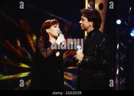 Ute Freudenberg, deutsche Pop- und Schlagersängerin, bei einem Auftritt mit Wolfgang Ziegler, Deutschland 1999. Stockfoto