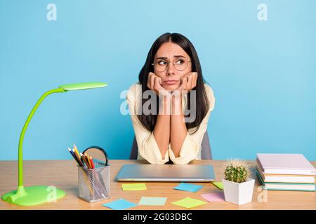 Portrait von attraktiven gelangweilten Mädchen Vorbereitung Hausaufgaben Prüfung Test Isoliert über hellblauem Hintergrund Stockfoto