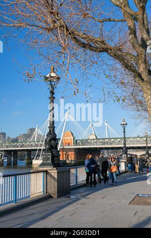 Großbritannien, England, London, The Queens Walk in der Nähe des Jubilee Park, mit der Hungerford Bridge dahinter Stockfoto