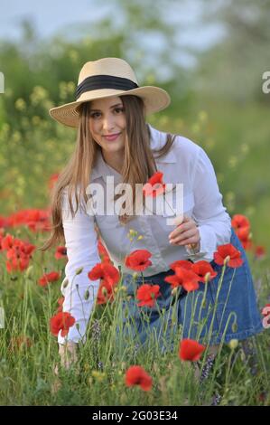 Schöne junge Mädchen im Frühjahr Mohn Feld Stockfoto