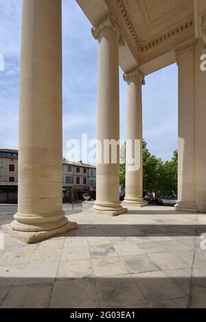 Monumentale klassische Säulen und Portikus der Kirche Saint Martin, auch Collégiale Saint-Martin genannt, Saint-Remy-de-Provence, Provence Frankreich Stockfoto