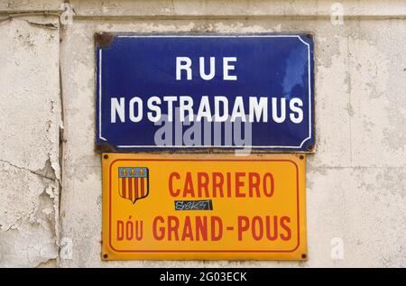 Zweisprachiger Straßenzeichenname in französischer und provenzalischer Sprache Rue Nostradamus & Carriero Grand-Pous Saint Remy de Provence Frankreich Stockfoto