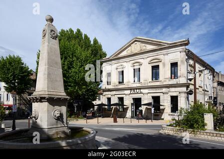 Street Fountain Fontaine de la Trinité (1860) & Historic Building Housing Paul Boulangerie Saint Remy de Provence France Stockfoto