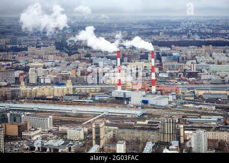 Moskau, Russland - 2021. April, Blick über Osten Moskaus von der Aussichtsplattform auf der Spitze des Turms in HerbstblickBlick auf Moskau von der Federati Stockfoto