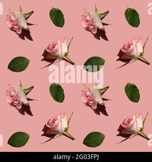 Rosen und Blätter nahtloses Muster auf pastellrosa Hintergrund. Floraler dekorativer Hintergrund Stockfoto