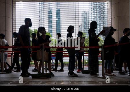 Hongkong, China. Mai 2021. Unterstützer stehen am West Kowloon Law Courts Building in Hongkong Schlange.47 pro-demokratische Aktivisten wurden nach dem nationalen Sicherheitsgesetz angeklagt, weil sie 2020 an einem inoffiziellen Primary teilgenommen hatten, um pro-demokratische Kandidaten für die seitdem verschobenen Parlamentswahlen zu wählen. Kredit: SOPA Images Limited/Alamy Live Nachrichten Stockfoto