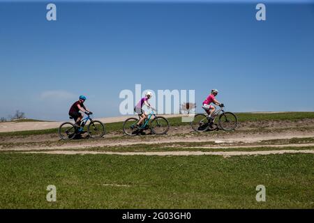 Jalta, Russland - 30. April 2021: Mann und Frau Athlet Mountain Biker Reitweg während MTB-Rennen Stockfoto