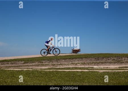 Jalta, Russland - 30. April 2021: Man Athlet Mountain Biker Riding Trail während des MTB-Rennens Stockfoto