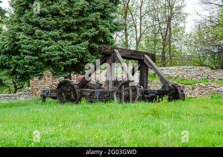 Nachbildung eines alten hölzernen Katapults in der Krakra Festung, in der Nähe von Pernik, Bulgarien. Stockfoto