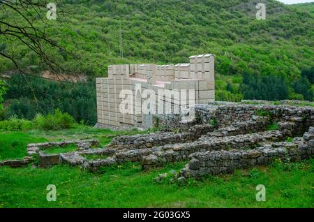 Überreste der mittelalterlichen Krakra-Festung bei Pernik, Bulgarien, EU. Stockfoto