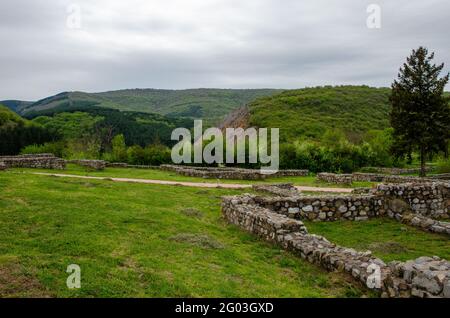 Überreste der mittelalterlichen Krakra-Festung bei Pernik, Bulgarien, EU. Stockfoto