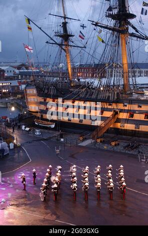 Die Royal Marines-Band spielt vor dem hms-Sieg bei den trafalgar 200-Feierlichkeiten, an denen die Königin in portsmouth teilnahm.Mike Walker, 2005 Stockfoto