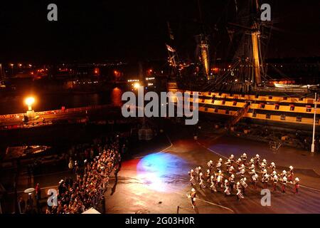 Die Royal Marines-Band spielt vor dem hms-Sieg bei den trafalgar 200-Feierlichkeiten, an denen die Königin in portsmouth TEILNIMMT, DIE DAS LEUCHTFEUER Mike Walker, 2005, ANGEZÜNDET hat Stockfoto