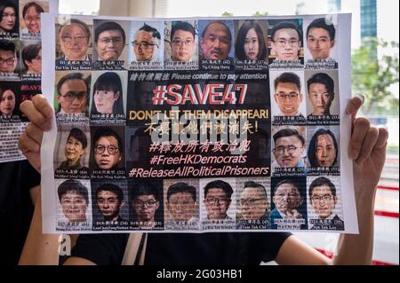 Hongkong, China. Mai 2021. Ein Unterstützer hält ein Plakat mit pro-demokratischen Figuren, die vor Gericht gestellt werden, während er sich in einer Schlange am West Kowloon Law Courts Building in Hongkong anstellt.47 pro-demokratische Aktivisten wurden nach dem nationalen Sicherheitsgesetz angeklagt, weil sie die Staatsmacht wegen ihrer Teilnahme an einer inoffiziellen Primary 2020 zur Wahl unterbändigt haben pro-demokratische Kandidaten für die seit dem Aufschub der Parlamentswahlen. (Foto von Miguel Candela/SOPA Images/Sipa USA) Quelle: SIPA USA/Alamy Live News Stockfoto