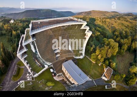 FRANKREICH, PYRENÄEN ORIENTALES - 66 - GROSSER SOLAROFEN VON ODEILLO IN DER NÄHE VON FONT ROMEU, IN CERDAGNE.DIESE INSTALLATION ERINNERT AN DIE GROSSEN SOLARINFRASTRUKTUREN Stockfoto