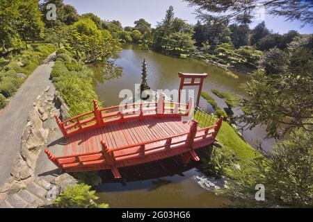 FRANKREICH, MAINE ET LOIRE - 49 - ORIENTALISCHER PARK VON MAULEVRIER. DIESE ROTE BRÜCKE UND DAS PORTAL ERINNERN AN EINEN JAPANISCHEN GARTEN (LUFTAUFNAHME) Stockfoto