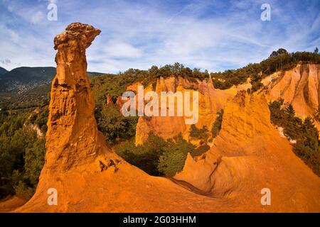 FRANKREICH, VAUCLUSE - 84 - PROVENZALES COLORADO IN DER NÄHE VON RUSTREL, IM LUBERON. DIESE LANDSCHAFTEN ERINNERN AN DIE BUNTEN LANDSCHAFTEN VON UTAH (USA) Stockfoto