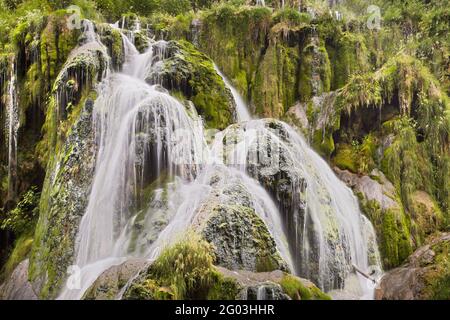 FRANKREICH, JURA - 39 - CASCADE TUFS (BEI BAUME LES MESSIEURS). DIESER SPEKTAKULÄRE WASSERFALL ERINNERT AN DIE GRENZE ZWISCHEN ARGENTINIEN UND BRASILIEN Stockfoto