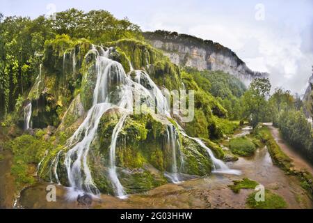 FRANKREICH, JURA - 39 - CASCADE TUFS (BEI BAUME LES MESSIEURS). DIESER SPEKTAKULÄRE WASSERFALL ERINNERT AN DIE GRENZE ZWISCHEN ARGENTINIEN UND BRASILIEN Stockfoto