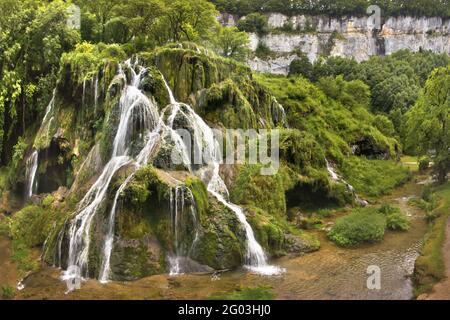 FRANKREICH, JURA - 39 - CASCADE TUFS (BEI BAUME LES MESSIEURS). DIESER SPEKTAKULÄRE WASSERFALL ERINNERT AN DIE GRENZE ZWISCHEN ARGENTINIEN UND BRASILIEN Stockfoto