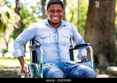 Mann im Rollstuhl im Park. Stockfoto