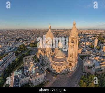 FRANKREICH - PARIS (75) - DIE BASILIKA SACRE COEUR VON NORDEN AUS GESEHEN. IM HINTERGRUND VON LINKS NACH RECHTS DER MONTPARNASSE-TURM UND DER EIFFELTURM. Stockfoto