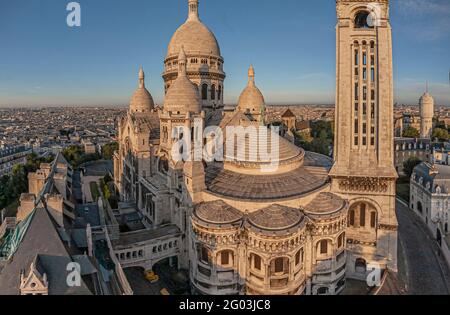 FRANKREICH - PARIS (75) - DIE BASILIKA SACRE COEUR VON NORDEN AUS GESEHEN. DIE BASILIKA SACRE-COEUR BEFINDET SICH AUF DEM HÜGEL MONTMARTRE UND GEHÖRT ZU DEN SEHENSWÜRDIGKEITEN DER STADT Stockfoto