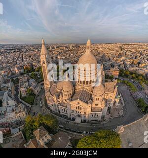 PARIS (75) - DER MONTMARTRE-HÜGEL UND DIE SACRÉ-COEUR-BASILIKA VON SÜDEN AUS GESEHEN. DIE BASILIKA SACRE-COEUR BEFINDET SICH AUF DEM HÜGEL VON MONTMARTRE Stockfoto