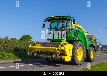 John Deere 9800i 9800 selbstfahrender Feldhäcksler Traktor mit 639 Premium 639 Hay Pickup , Stockfoto