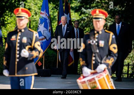 Arlington, Usa. Mai 2021. Präsident Joe Biden kommt am Montag, den 31. Mai 2021, an, um einen Kranz am Grab des unbekannten Soldaten auf dem Nationalfriedhof von Arlington in Arlington, Virginia, zu legen. Präsident Biden hielt die Bemerkungen auch bei der Rede zum Memorial Day bei der 153. Nationalen Gedenkfeiertag-Einhaltung. Foto von Tasos Katopodis/Pool/Sipa USA Credit: SIPA USA/Alamy Live News Stockfoto