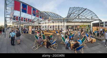 FRANKREICH - LOIRE ATLANTIQUE (44) - NANTES - ILE DE NANTES: DAS RESTAURANT LA CANTINE DU VOYAGE AM QUAI DES ANTILLES. Stockfoto