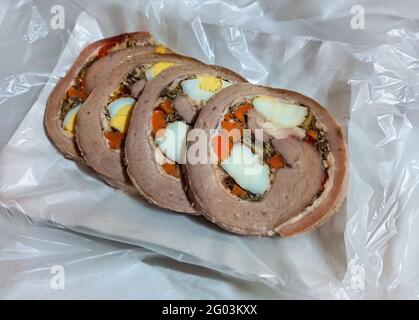 Matambre. Traditionelles argentinisches kaltes Fleisch. Brötchen gefüllt mit hart gekochten Eiern, Gemüse und Kräutern Stockfoto