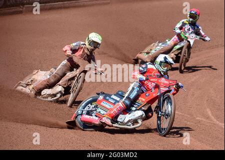 MANCHESTER, GROSSBRITANNIEN. 31. MAI Peterborough Crendon Panthers Chris Harris (Weiß) und Jordan Palin (Gelb) führen Charles Wright (Rot) während des SGB Premiership-Spiels zwischen Belle Vue Aces und Peterborough im National Speedway Stadium, Manchester, am Montag, den 31. Mai 2021 an. (Kredit: Ian Charles, Mi News) Kredit: MI Nachrichten und Sport /Alamy Live Nachrichten Kredit: MI Nachrichten und Sport /Alamy Live Nachrichten Stockfoto