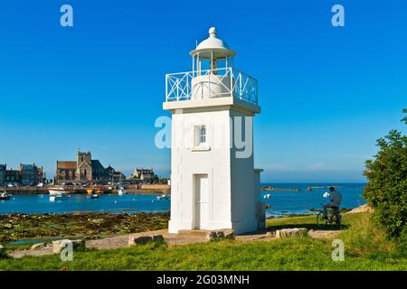 FRANKREICH. MANCHE (50) LEUCHTTURM AM FISCHERHAFEN VON BARFLEUR Stockfoto