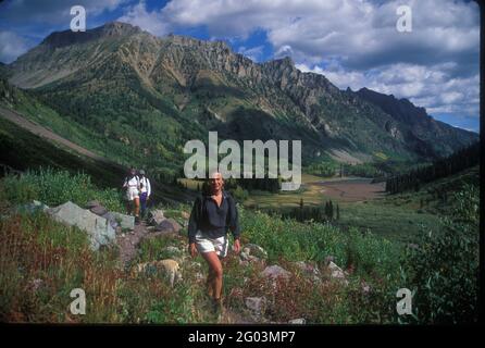 Sommerspaß, Bergwanderer wandern in der schadstofffreien West Elks Wilderness in der Nähe von Crested Butte, Gunnison County, Colorado, USA, USA Stockfoto