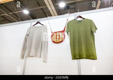 Strickkleidung aus Hanf - Pullover, T-Shirt und Tasche. Kleidung aus Hanffaser auf der Ausstellung. Stockfoto