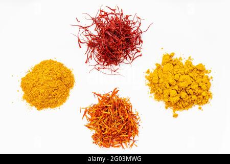 Draufsicht auf Safran und seine Ersatzstoffe (Krokus, Kurkuma, Safran, Tagetes) auf weißem Teller Stockfoto