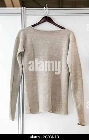 Strickkleidung aus Hanf - Pullover, T-Shirt und Tasche. Kleidung aus Hanffaser auf der Ausstellung. Stockfoto