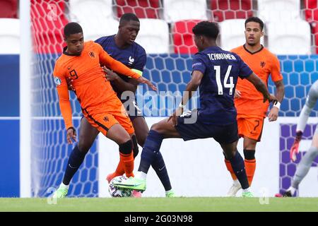 BÖDEST, UNGARN – MAI 31: Myron Boadu von der niederländischen U21 kämpft während des UEFA-Viertelfinalspiel der U-21-Europameisterschaft 2021 zwischen der niederländischen U 21 und der französischen U-21 in der Boszik Arena am 31. Mai 2021 in Boedapest, Ungarn, um den Besitz mit Ibrahima Konate von Frankreich U21 und Aurelien Tchouameni (Foto: Istvan Derencsenyi/Orange Picles) Stockfoto