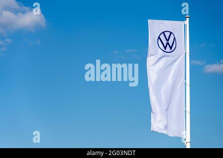 Vilnius, Litauen - 16. Mai 2021: Die Flagge von Volkswagen über dem blauen Himmel. Volkswagen ist der größte deutsche Automobilhersteller Stockfoto