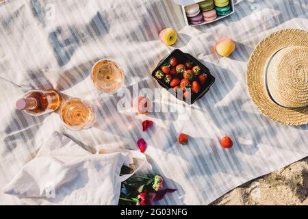 Rosenwein, Pfirsiche und Erdbeeren am Strand. Stockfoto